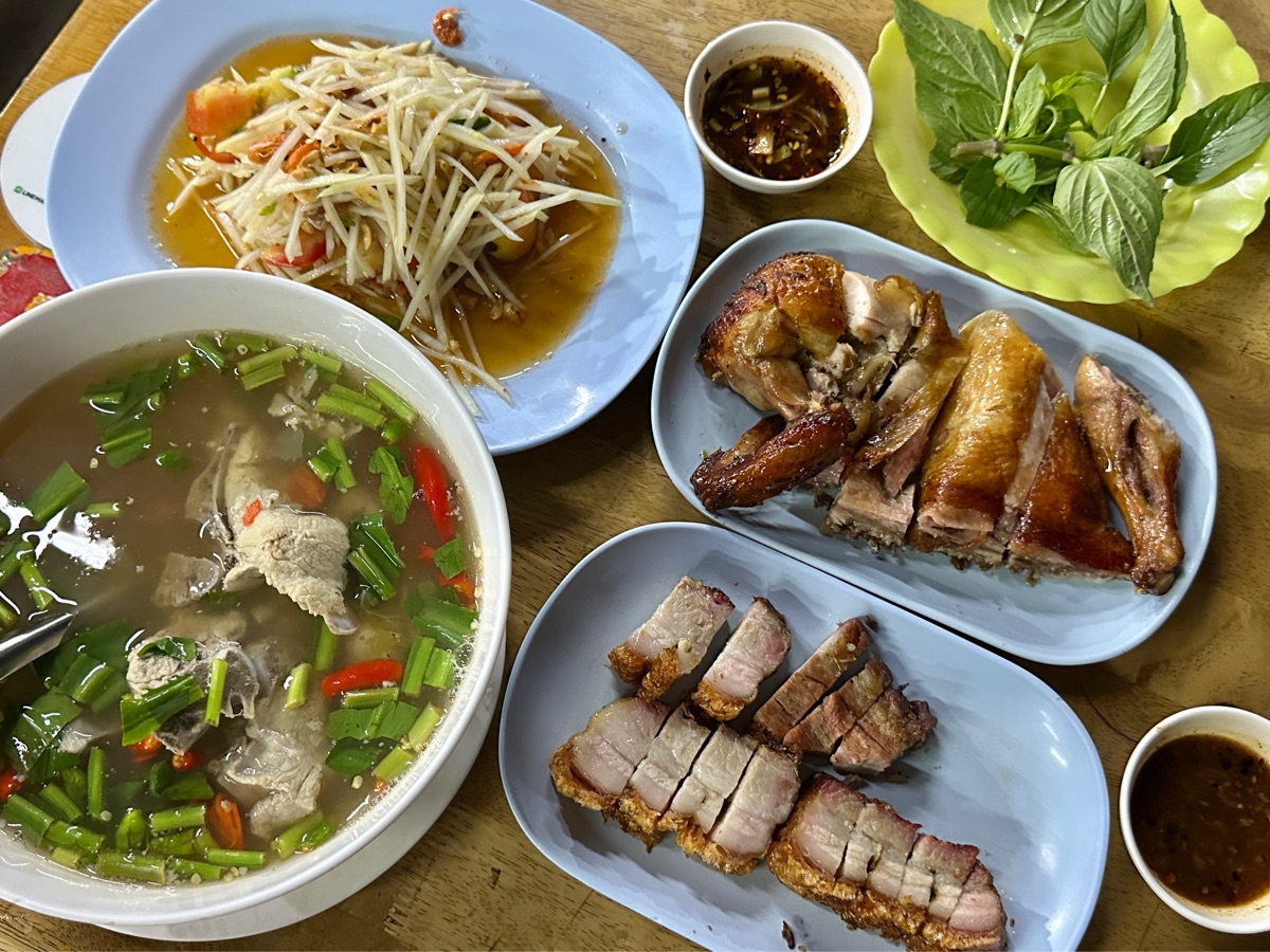 Neng’s Clay Oven Roasted Pork – Muang Mai Market | 去趣 chicTrip