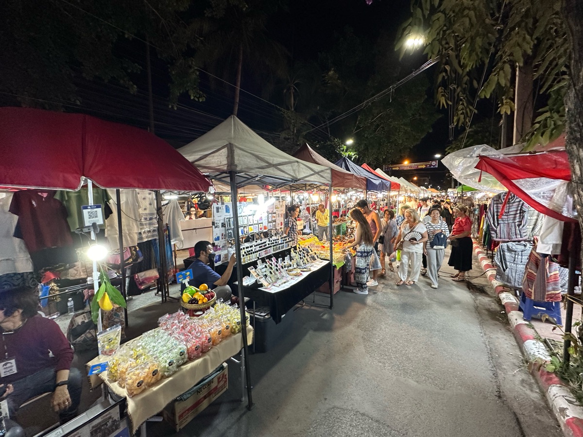 Tha Phae Walking Street | 去趣 chicTrip