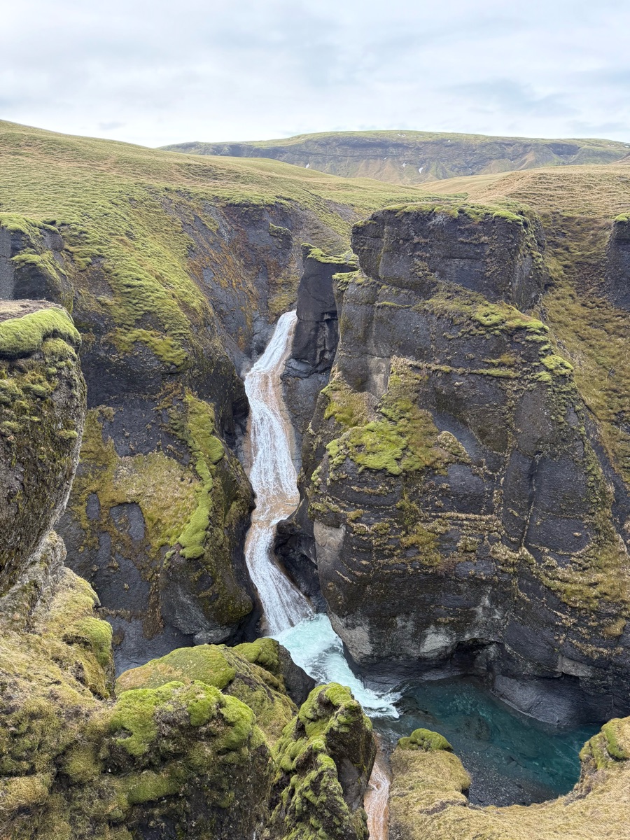 Fjaðrárgljúfur 羽毛河峽谷 | 去趣 chicTrip