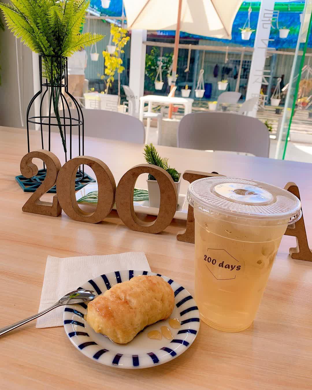 200 days咖啡 ｜ 自製司康 （寵物戶外雅座） | 去趣 chicTrip
