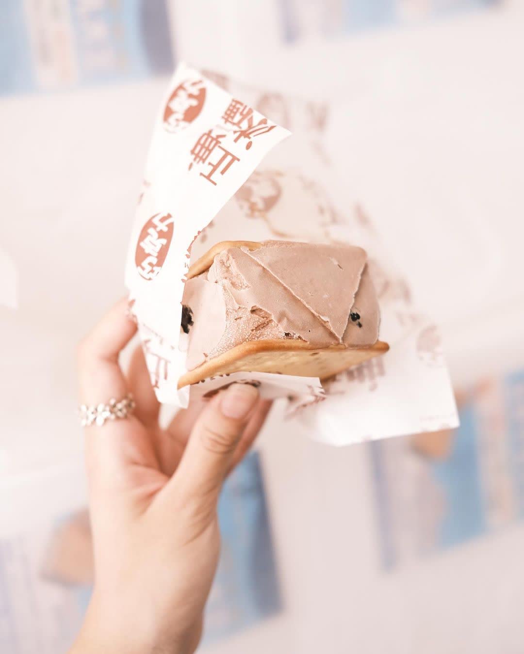 正典牛乳大王 餅乾三明治冰磚 | 去趣 chicTrip