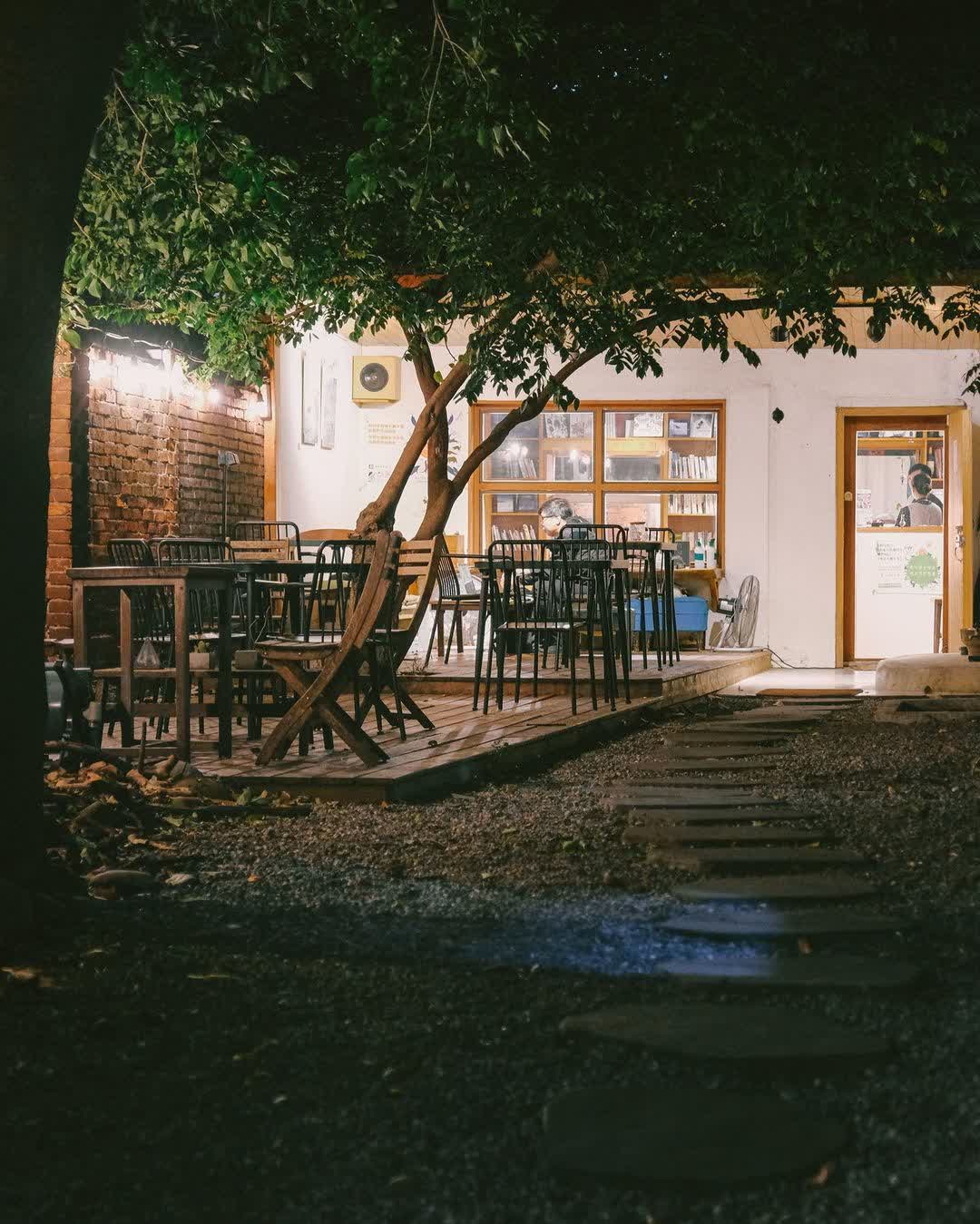 我們。 他們 咖啡廳（老街溪河濱步道上，汽車勿入｜毛孩友善） | 去趣 chicTrip