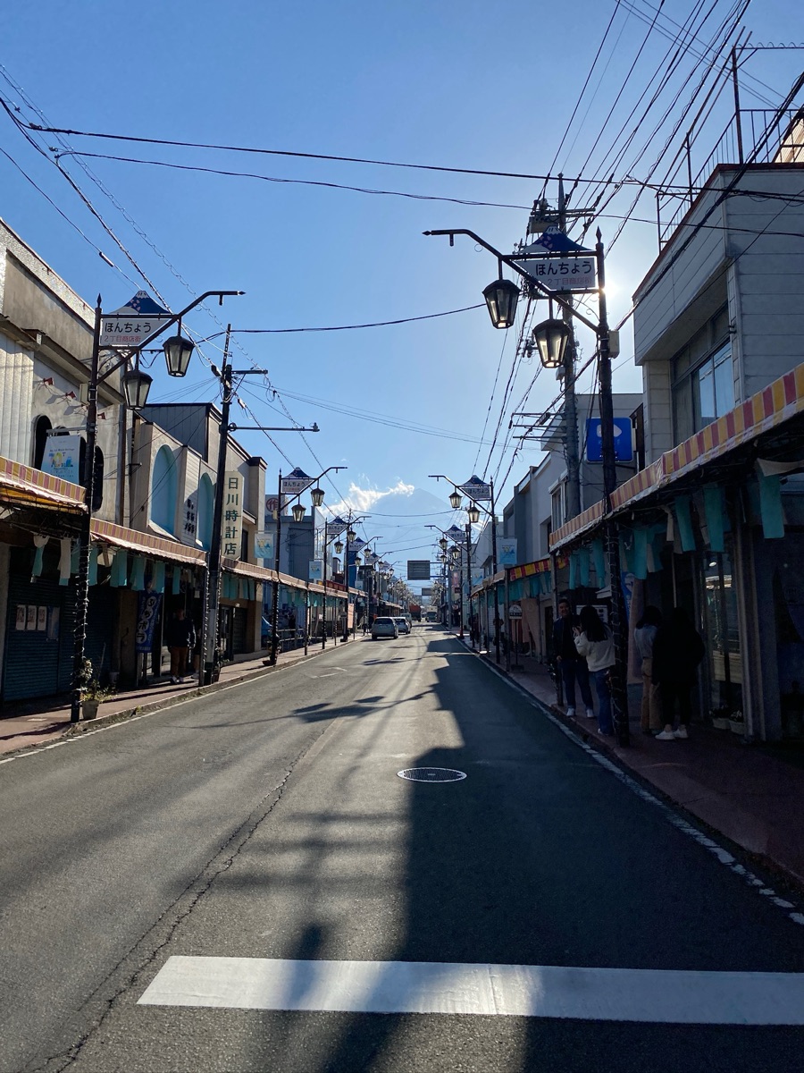 富士山x街道拍攝景點（日川時計店） | 去趣 chicTrip