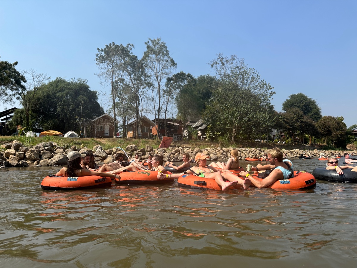 CHILL BY THE RIVER | 去趣 chicTrip