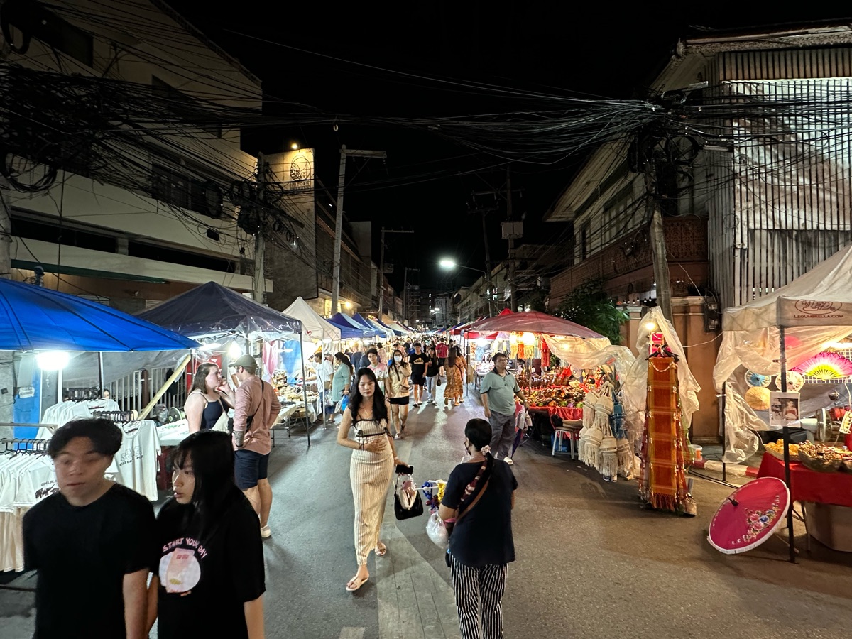 Wua Lai Walking Street Saturday Market | 去趣 chicTrip