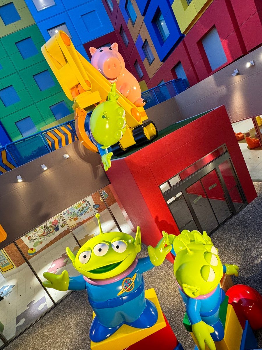 Toy Story Hotel Entrance Sign | 去趣 chicTrip