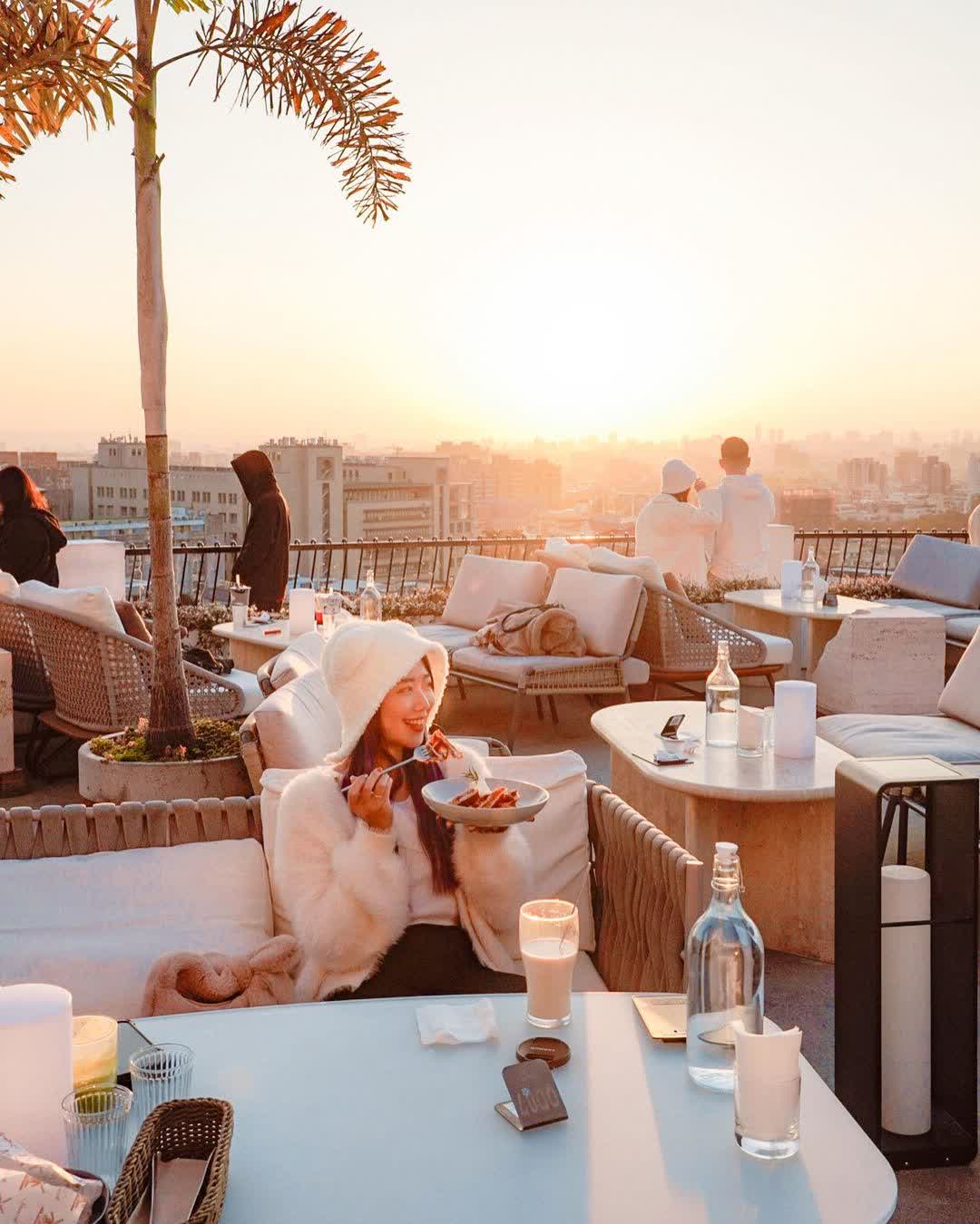 眺高 STAY WITH MOUNTAIN-台中景點 大坑景點 美食推薦 台中景觀餐廳 夜景餐廳 場地租借 慶生派對 咖啡廳 義式料理餐廳 | 去趣 chicTrip