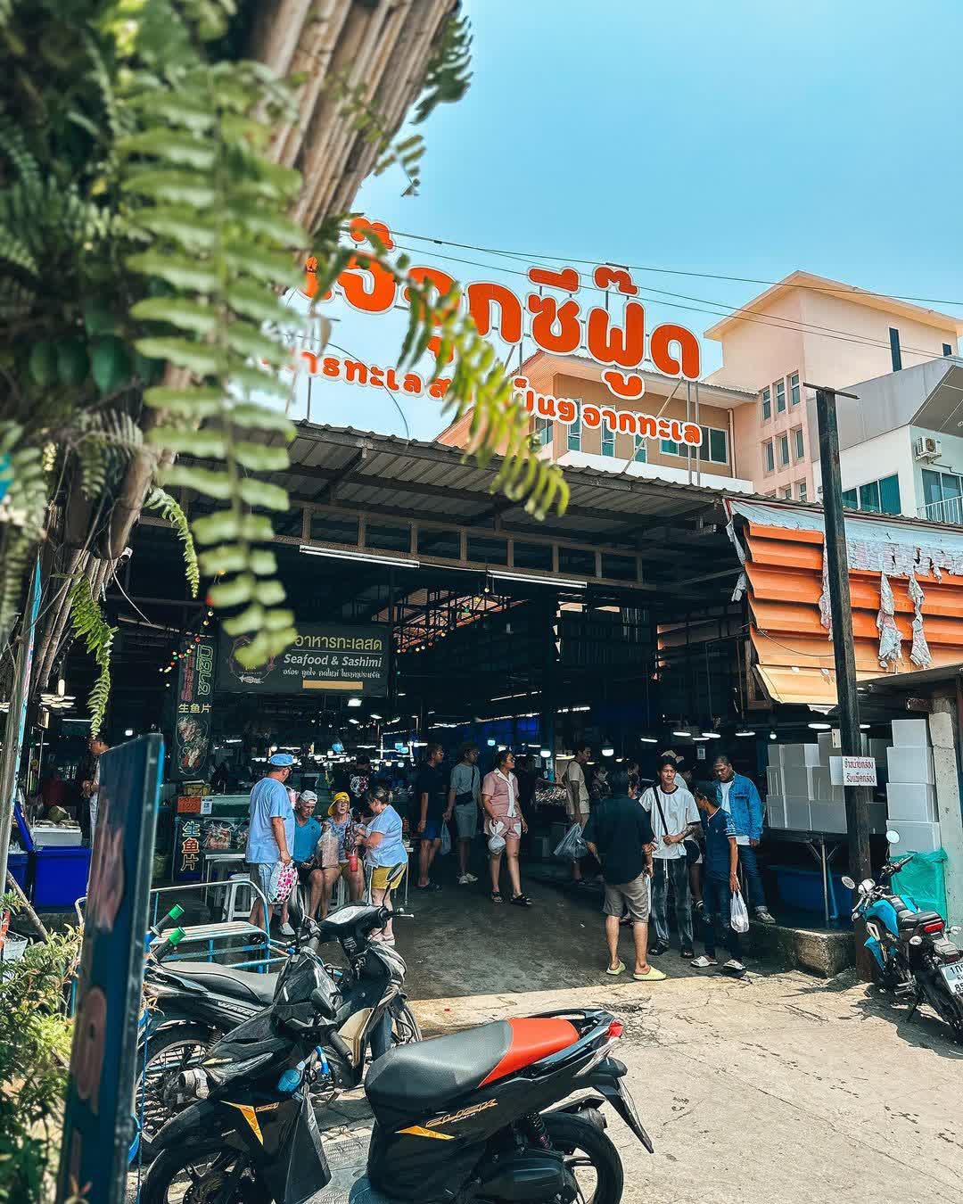 Lan Pho Na Kluea Market | 去趣 chicTrip