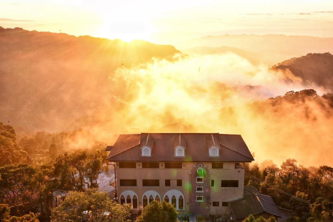 雲洞山莊-苗栗三義雲海景觀民宿 客家美食 餐廳 人氣景觀咖啡 團體包棟推薦