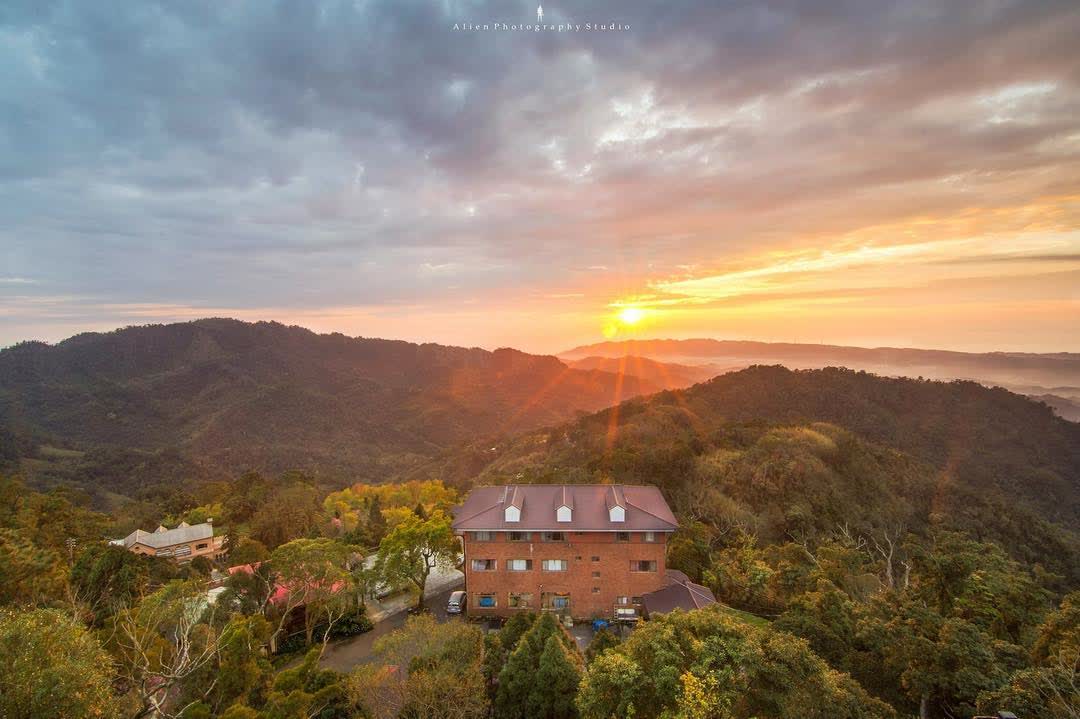 雲洞山莊-苗栗三義雲海景觀民宿 客家美食 餐廳 人氣景觀咖啡 團體包棟推薦