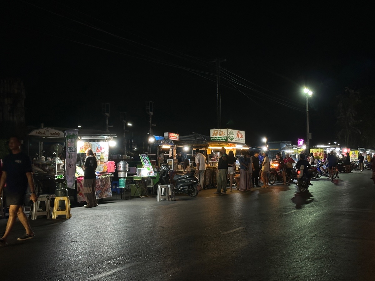 Train Station Night Market | 去趣 chicTrip