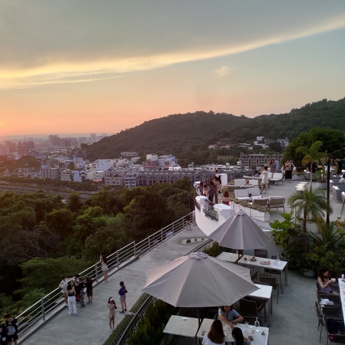 眺高 STAY WITH MOUNTAIN-台中景點 大坑景點 美食推薦 台中景觀餐廳 夜景餐廳 場地租借 慶生派對 咖啡廳 義式料理餐廳 | 去趣 chicTrip