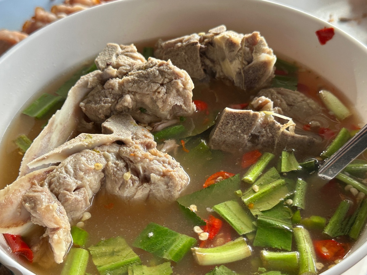 Neng’s Clay Oven Roasted Pork – Muang Mai Market | 去趣 chicTrip